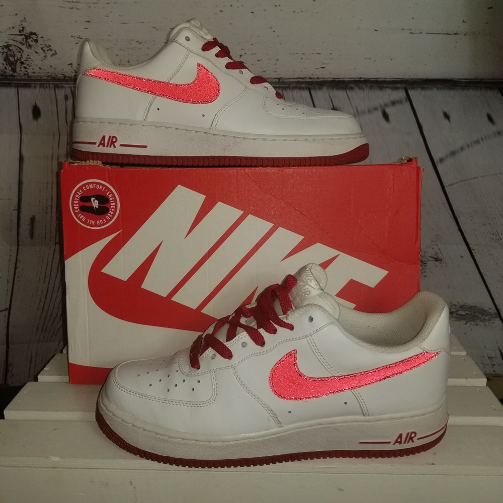 Like new nike air force 1s 07 lows